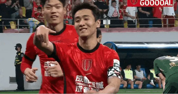 博万体育-打崩了！贺一然助攻，韦世豪无人盯防破门，蓉城3-0浙江